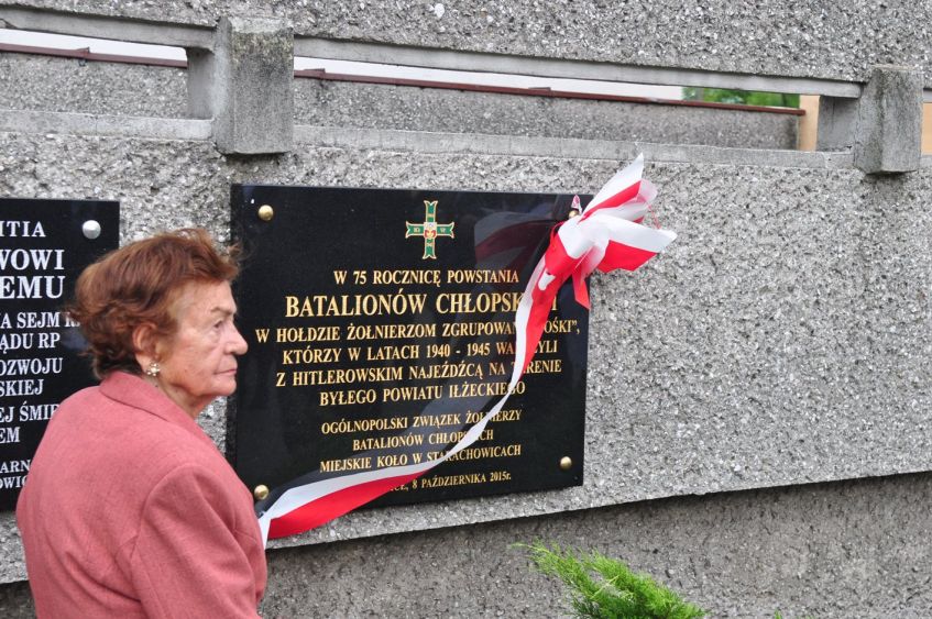 Józefa Gałkowska przy ufundowanej tablicy pamiątkowej upamiętniającej żołnierzy Batalionów Chłopskich images